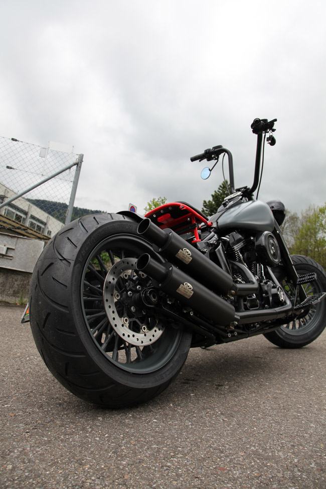 CCCP H-D Bobber Umbau Auspuffanlage